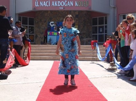 Minikler atıklardan yaptıkları elbiseleri defilede sergiledi
