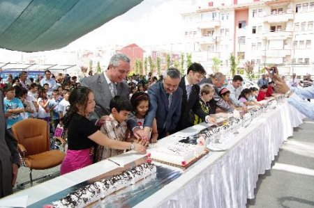 Minikler Başarılarını 15 Metrelik Pastayla Kutladı