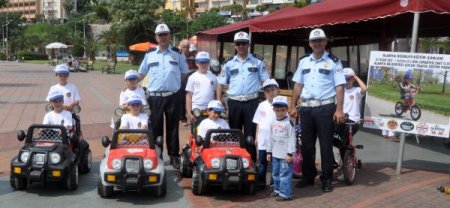 Minikler Büyüklerinden Trafikte Kurallara Uymasını İstedi
