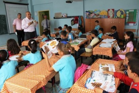 Minikler ekmek israfı konusunda broşürle bilinçlendiriliyor