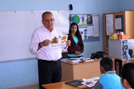 Minikler ekmek israfı konusunda broşürle bilinçlendiriliyor