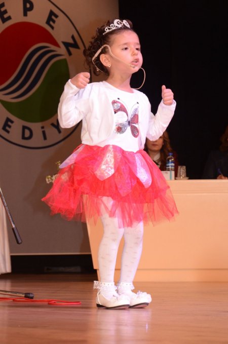 Minikler İstiklal Marşı’nı güzel okumak için yarıştı