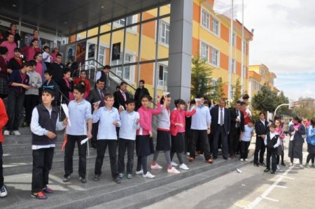 Minikler Kağıt Uçaklarını Yarıştırdı