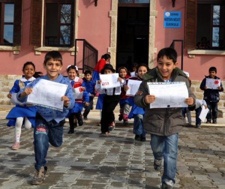 Minikler karnelerini Vali Hasan Duruer’in elinden aldı