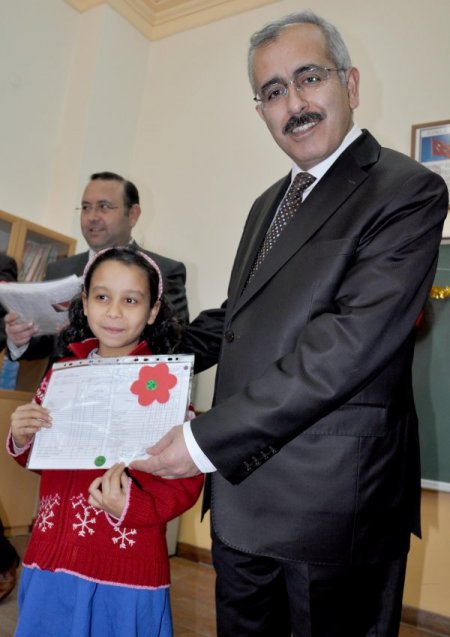 Minikler karnelerini Vali Hasan Duruer’in elinden aldı