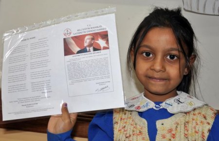 Minikler karnelerini Vali Hasan Duruer’in elinden aldı