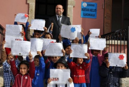 Minikler karnelerini Vali Hasan Duruer’in elinden aldı