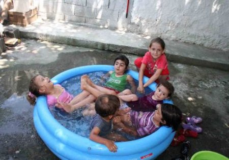 Minikler Şişme Havuzlarda Serinlemenin Tadını Çıkarıyor