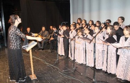 Minikler velilerine türkü resitali sundu