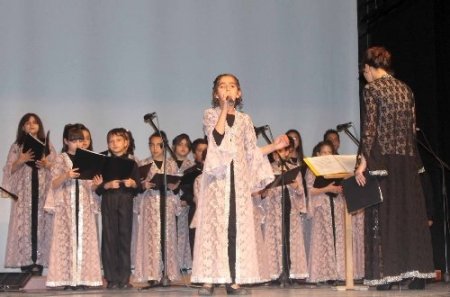 Minikler velilerine türkü resitali sundu