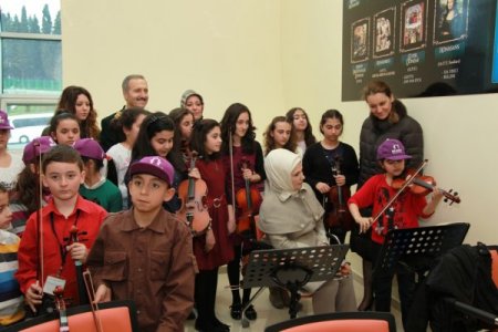 Miniklerden Emine Erdoğan'a Keman Resitali
