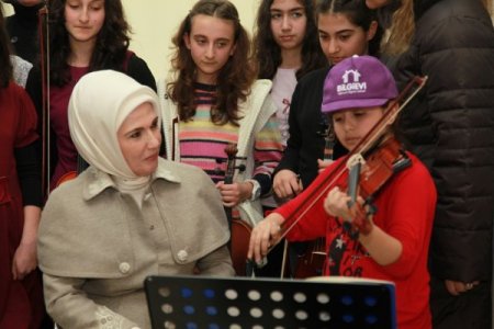 Miniklerden Emine Erdoğan'a Keman Resitali