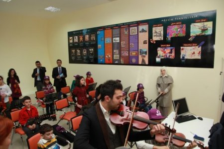 Miniklerden Emine Erdoğan'a Keman Resitali