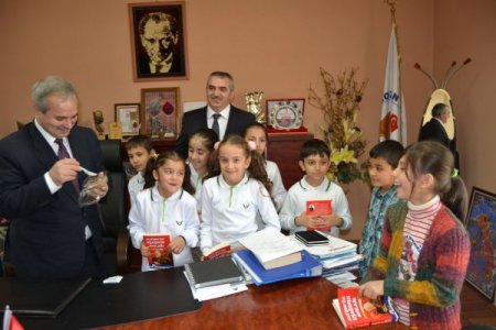 Miniklerden protokole aşure ikramı