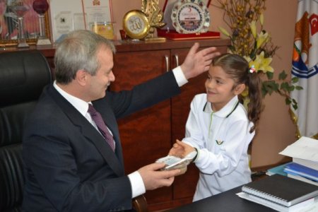 Miniklerden protokole aşure ikramı