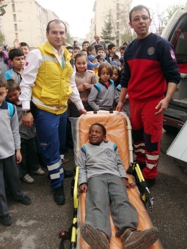 Miniklere acil yardım eğitimi