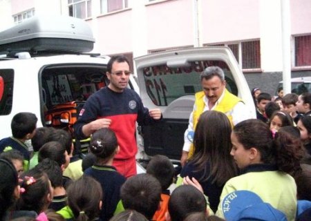 Miniklere acil yardım eğitimi