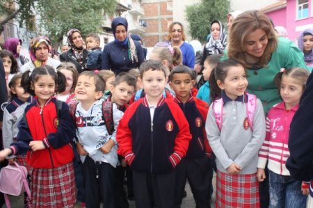 Minikleri okulun ilk gününde palyaço karşıladı