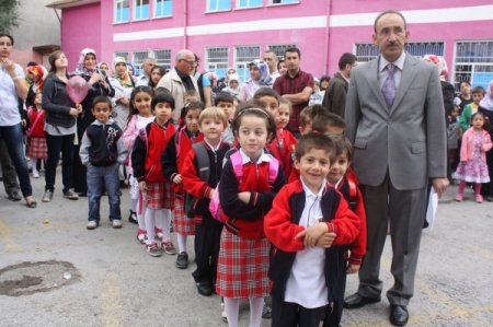 Minikleri okulun ilk gününde palyaço karşıladı