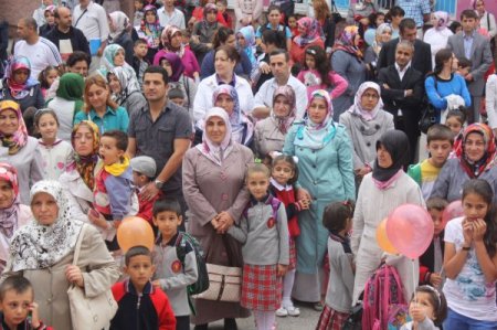 Minikleri okulun ilk gününde palyaço karşıladı