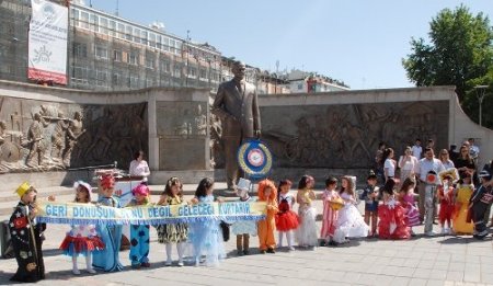 Miniklerin geri dönüşümden kıyafet sergisi büyük ilgi gördü