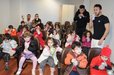 Miniklerin ziyaret ettiği Samsunspor'da futbolcular moral depoladı