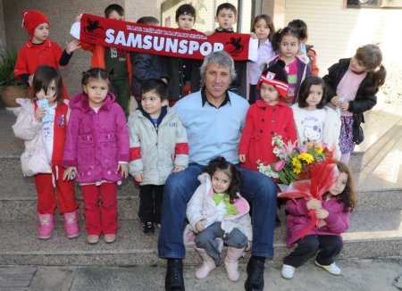Miniklerin ziyaret ettiği Samsunspor'da futbolcular moral depoladı