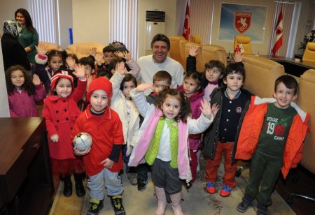 Miniklerin ziyaret ettiği Samsunspor'da futbolcular moral depoladı