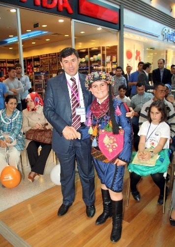 Misafir öğrenciler hünerlerini AVM'de sergiledi