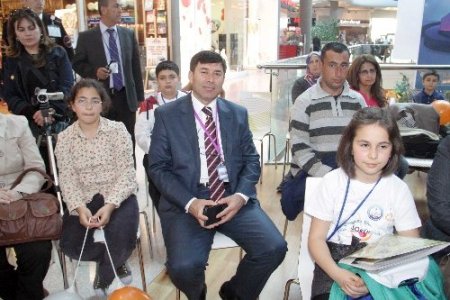 Misafir öğrenciler hünerlerini AVM'de sergiledi