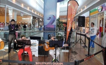 Misafir öğrenciler hünerlerini AVM'de sergiledi