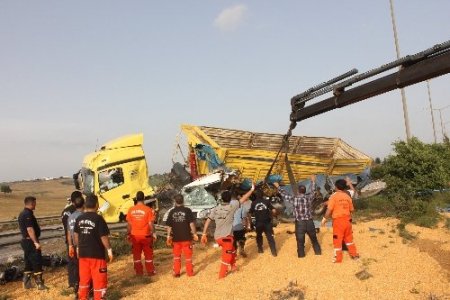 Mısır yüklü TIR'ın altında kalan otomobilin sürücüsü hayatını kaybetti