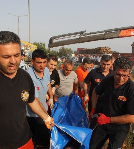 Mısır yüklü TIR'ın altında kalan otomobilin sürücüsü hayatını kaybetti
