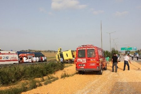 Mısır yüklü TIR'ın altında kalan otomobilin sürücüsü hayatını kaybetti
