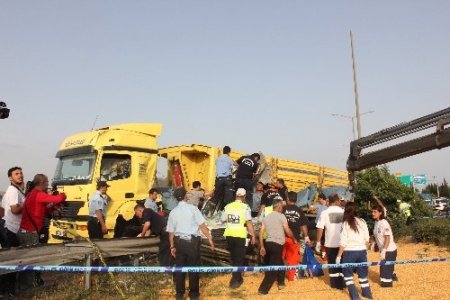 Mısır yüklü TIR'ın altında kalan otomobilin sürücüsü hayatını kaybetti