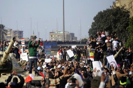 Mısır'da Muhalifler Ve Mübarek Yanlıları Birbirine Girdi