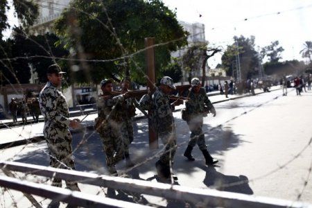 Mısır'da ordu, saray önündeki çatışmalara el koydu