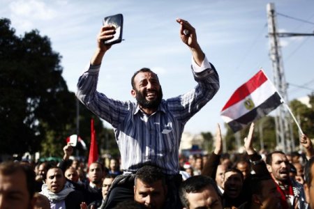 Mısır'da ordu, saray önündeki çatışmalara el koydu