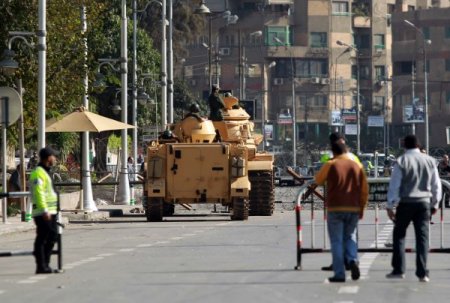 Mısır'da ordu, saray önündeki çatışmalara el koydu