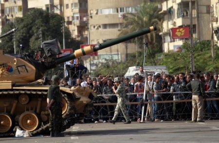 Mısır'da ordu, saray önündeki çatışmalara el koydu