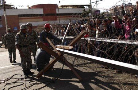 Mısır'da ordu, saray önündeki çatışmalara el koydu