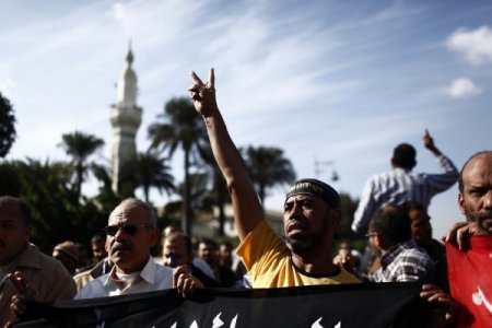 Mısır'da ordu, saray önündeki çatışmalara el koydu