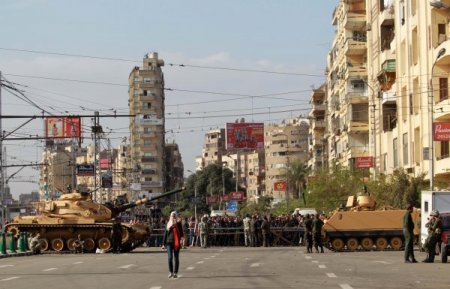 Mısır'da ordu, saray önündeki çatışmalara el koydu