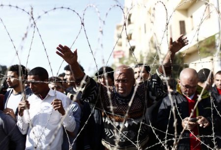 Mısır'da ordu, saray önündeki çatışmalara el koydu