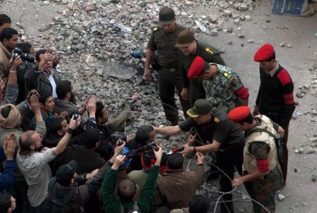 Mısır’da Ordu, Tahrir Meydanı’ndaki Göstericileri Dağıtmaya Çalışıyor