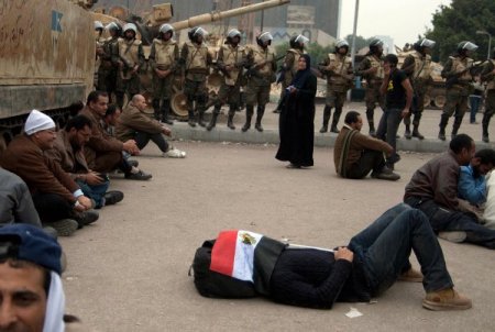 Mısır’da Ordu, Tahrir Meydanı’ndaki Göstericileri Dağıtmaya Çalışıyor