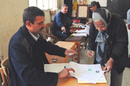 Mısırlılar Referandum İçin Sandığa Hücum Etti