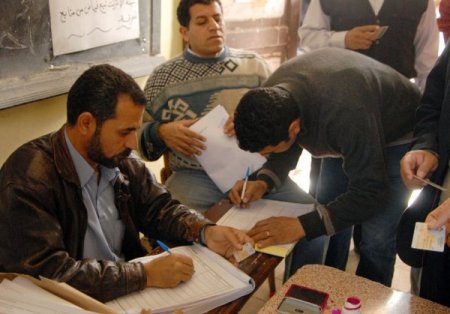 Mısırlılar Referandum İçin Sandığa Hücum Etti