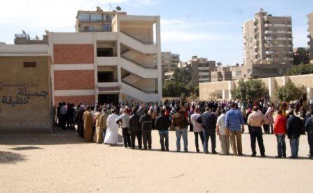 Mısırlılar Referandum İçin Sandığa Hücum Etti