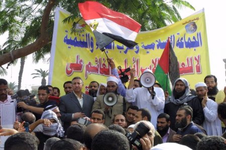 Mısırlılar Tahrir’de İsrail’i kınadı